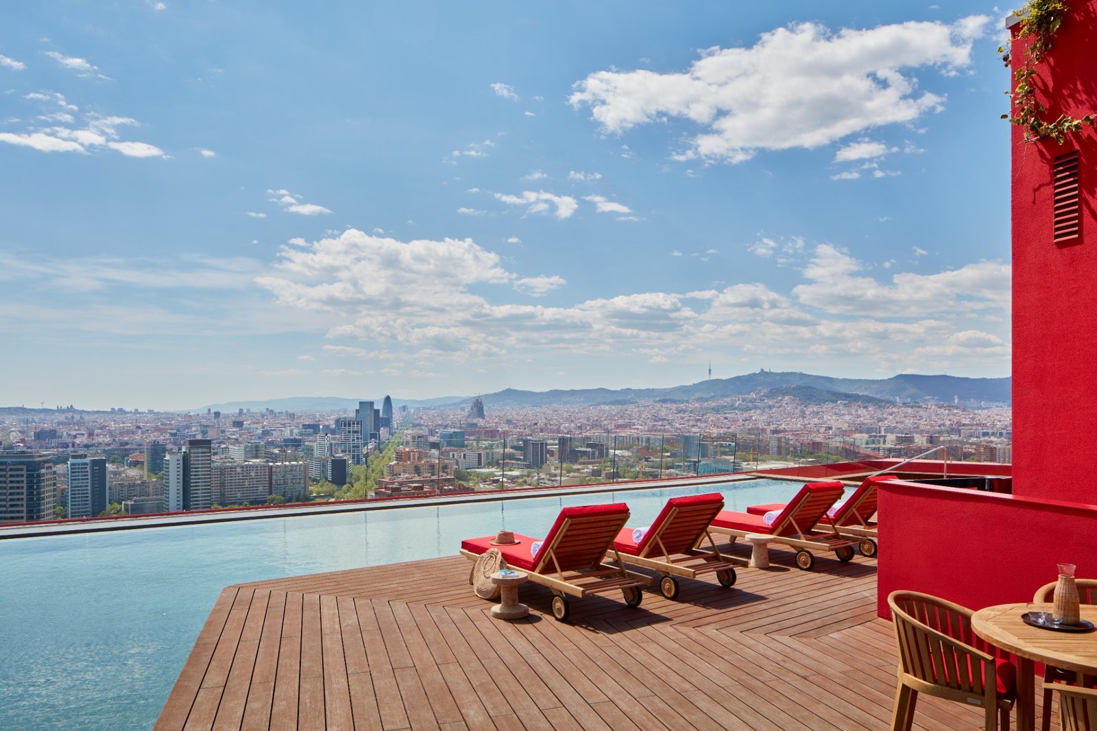 Hotel met rooftop-pool in Europa: 10 echte stedentrip-plekken 2026