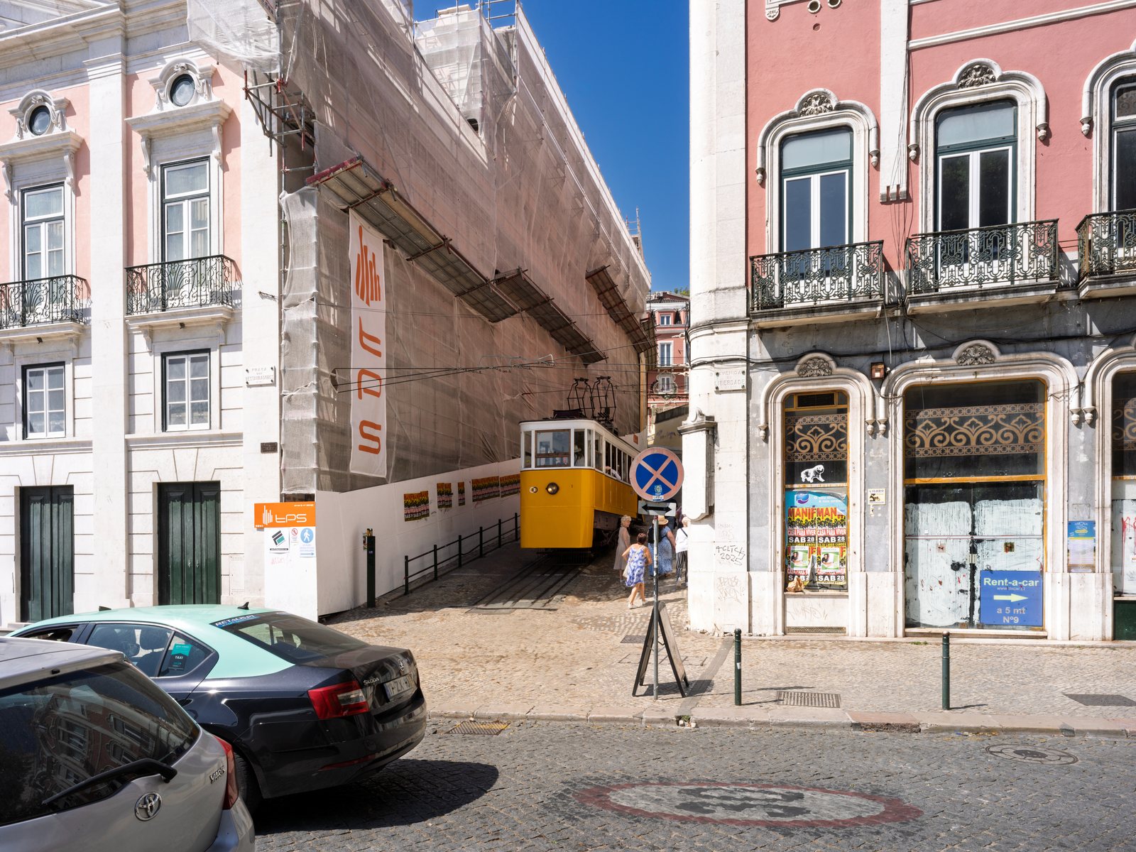 De klassieke gele Elevador da Glória klimt langs de helling in Lissabon